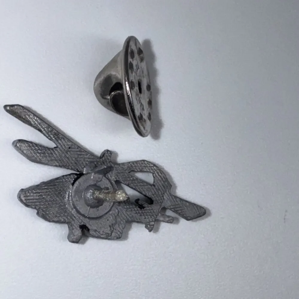 Boeing Apache Helicopter AH-64 Pewter Hat/Lapel/Vest Pin (1-1/8